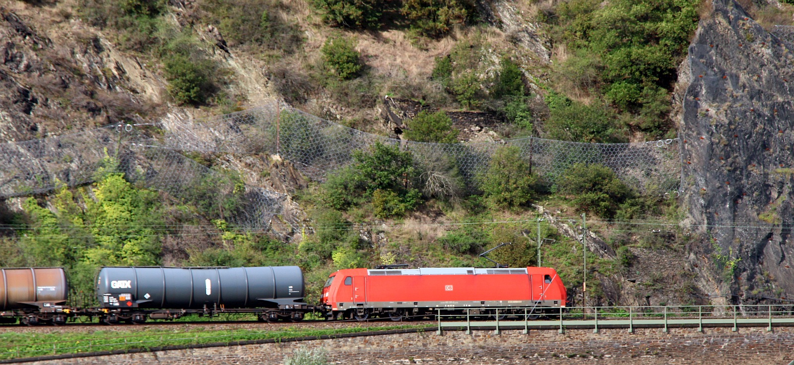 DB 185 391-0 mit Kesselwagen unterwegs am Rhein. Bei Boppard 13.09.2023