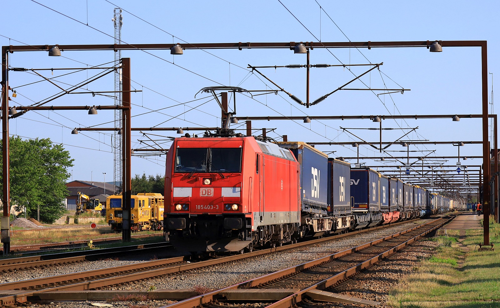 DB 185 403-3 mit DSV KLV Zug gen Süden. Pattburg 14.07.2023 