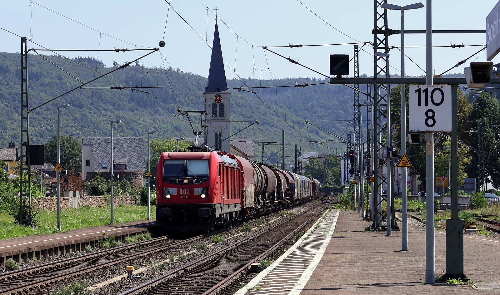 DB 187 185-4 REV/FKR X/14.03.19, Verl/RMRL9/12.03.26 mit Güterzug Durchfahrt Boppard Hbf. 10.08.2025
