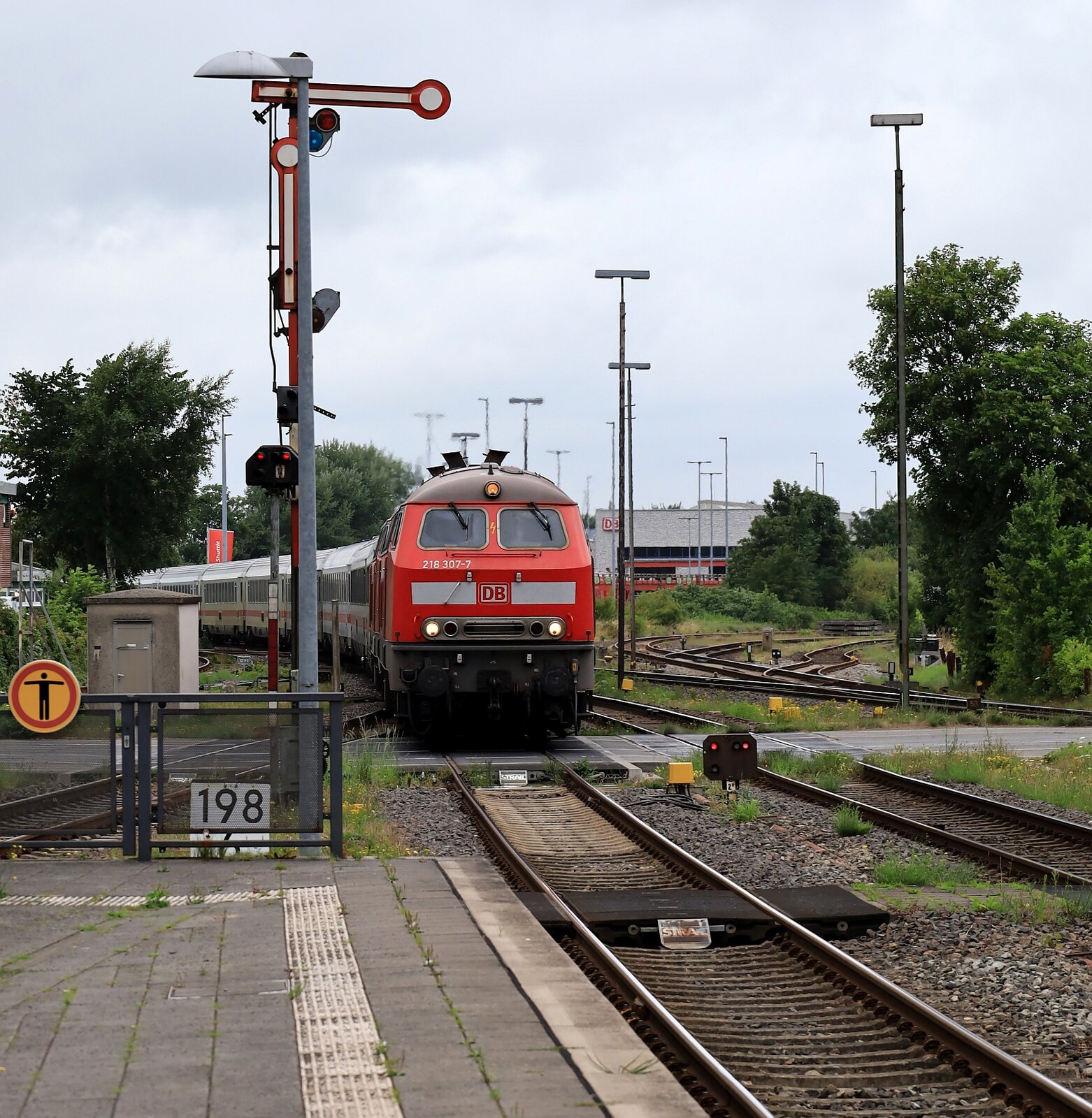 DB 218 307 + 218 322 Einfahrt Niebüll mit leicht verspätetem IC 2375/2393 nach Stuttgart. Niebüll 15.07.2025 DB 218 307 + 218 322 Einfahrt Niebüll mit leicht verspätetem IC 2375/2393 nach Stuttgart. Niebüll 15.07.2025