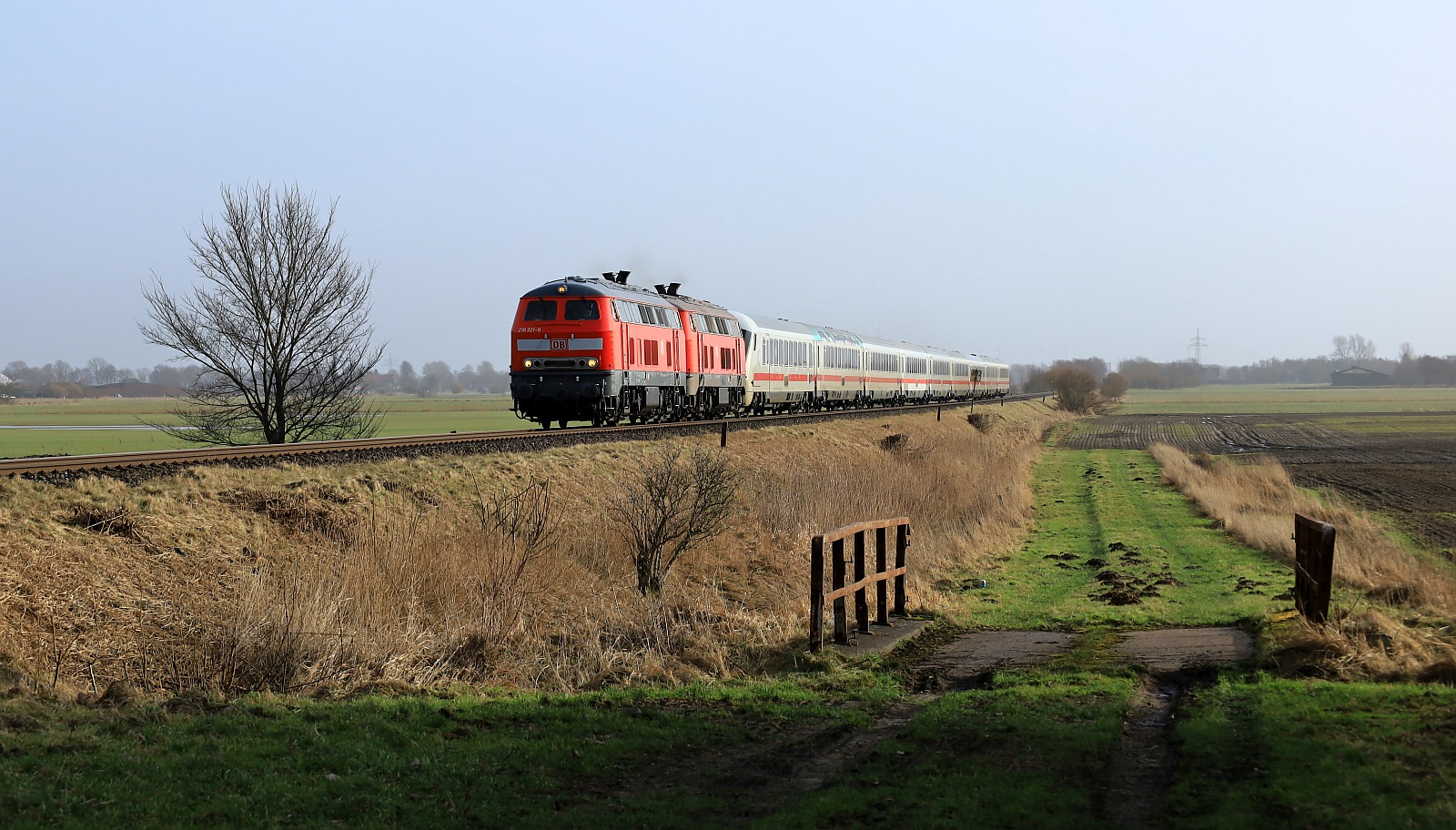 DB 218 321-6 + 307-7 mit IC 2074 nach Westerland. Bü Triangel 23.01.2024