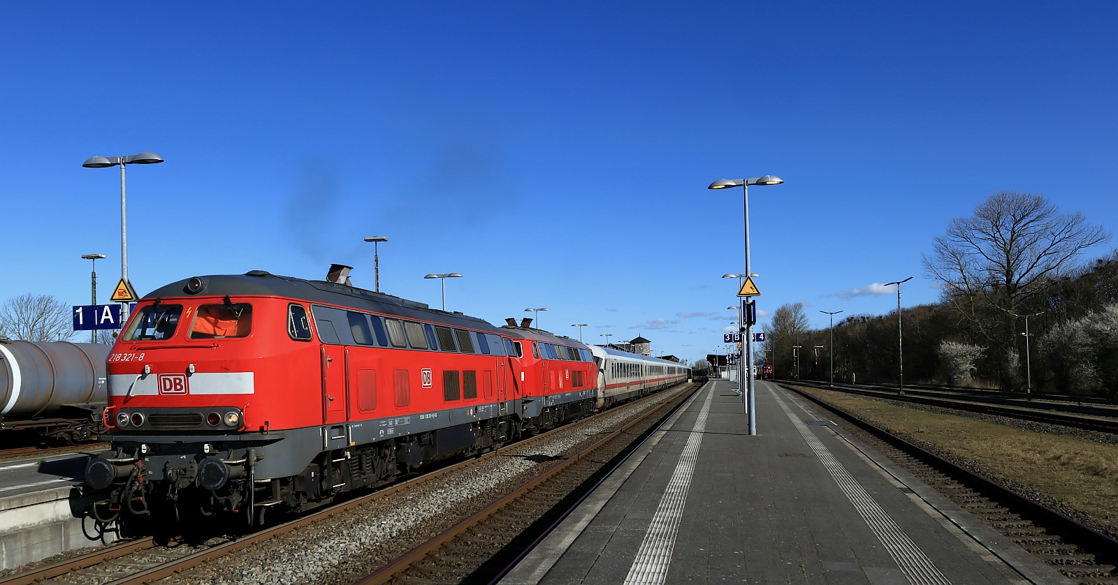DB 218 321-8 REV/HB X/11.04.18 Verl/ANB/28.02.26 und 218 322-6 REV/HB X/05.06.18 Verl/LHG 9/29.05.25 verlassen Niebüll mit dem IC 2311 am Haken Richtung Süden. 06.04.2025