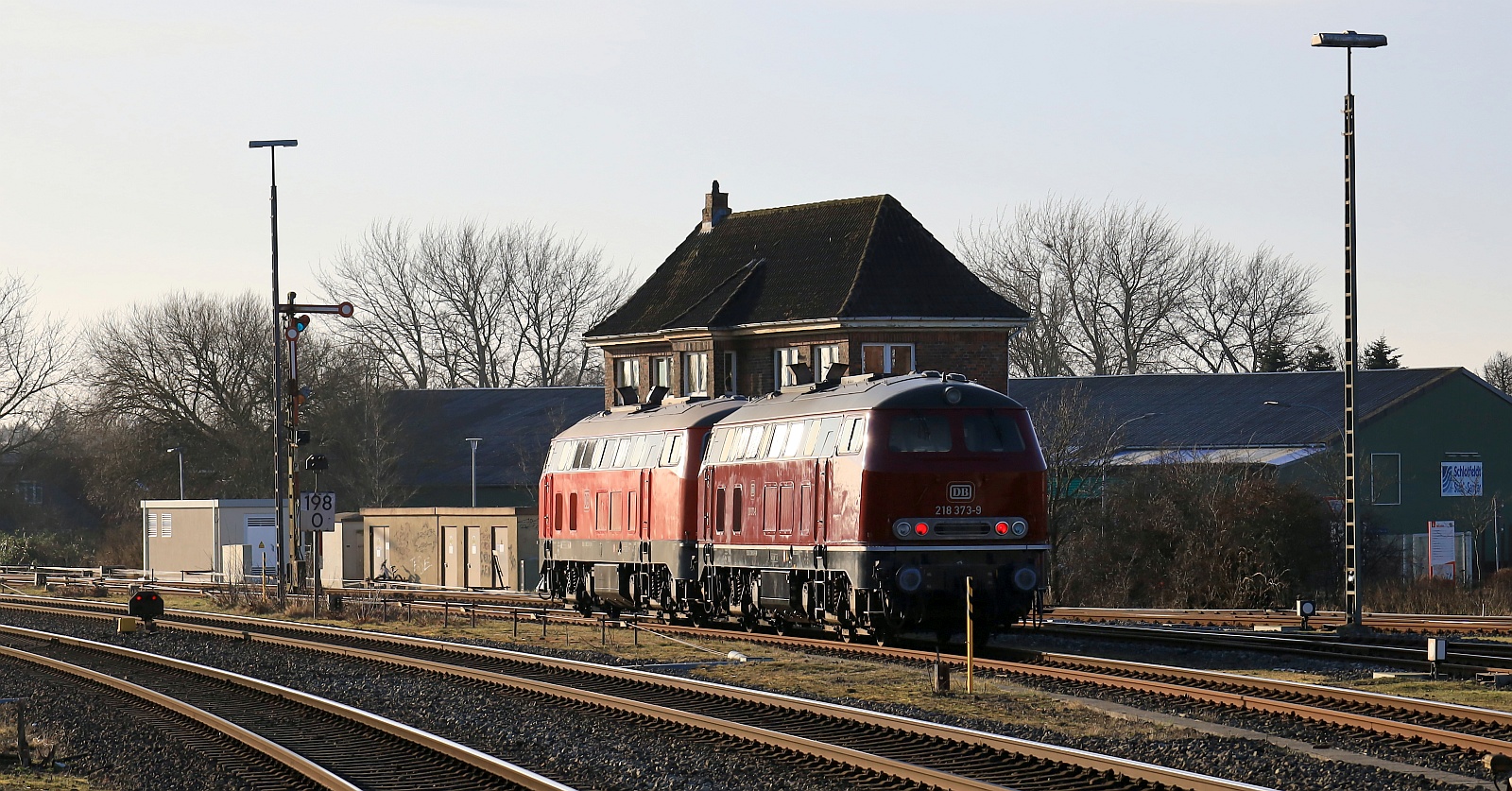DB 218 322 + 218 373 kurz vor Ihrer Abfahrt Lz Richtung Süden. Niebüll 11.02.2025 DB 218 322 + 218 373 kurz vor Ihrer Abfahrt Lz Richtung Süden. Niebüll 11.02.2025