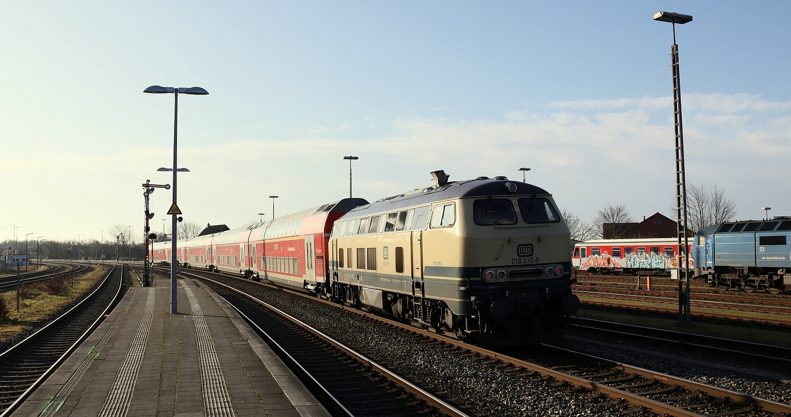 DB 218 330-9 REV/BCX X/25.02.22 als Schublok des RE 6 nach Hamburg-Altona. Niebüll 11.02.2025 DB 218 330-9 REV/BCX X/25.02.22 als Schublok des RE 6 nach Hamburg-Altona. Niebüll 11.02.2025
