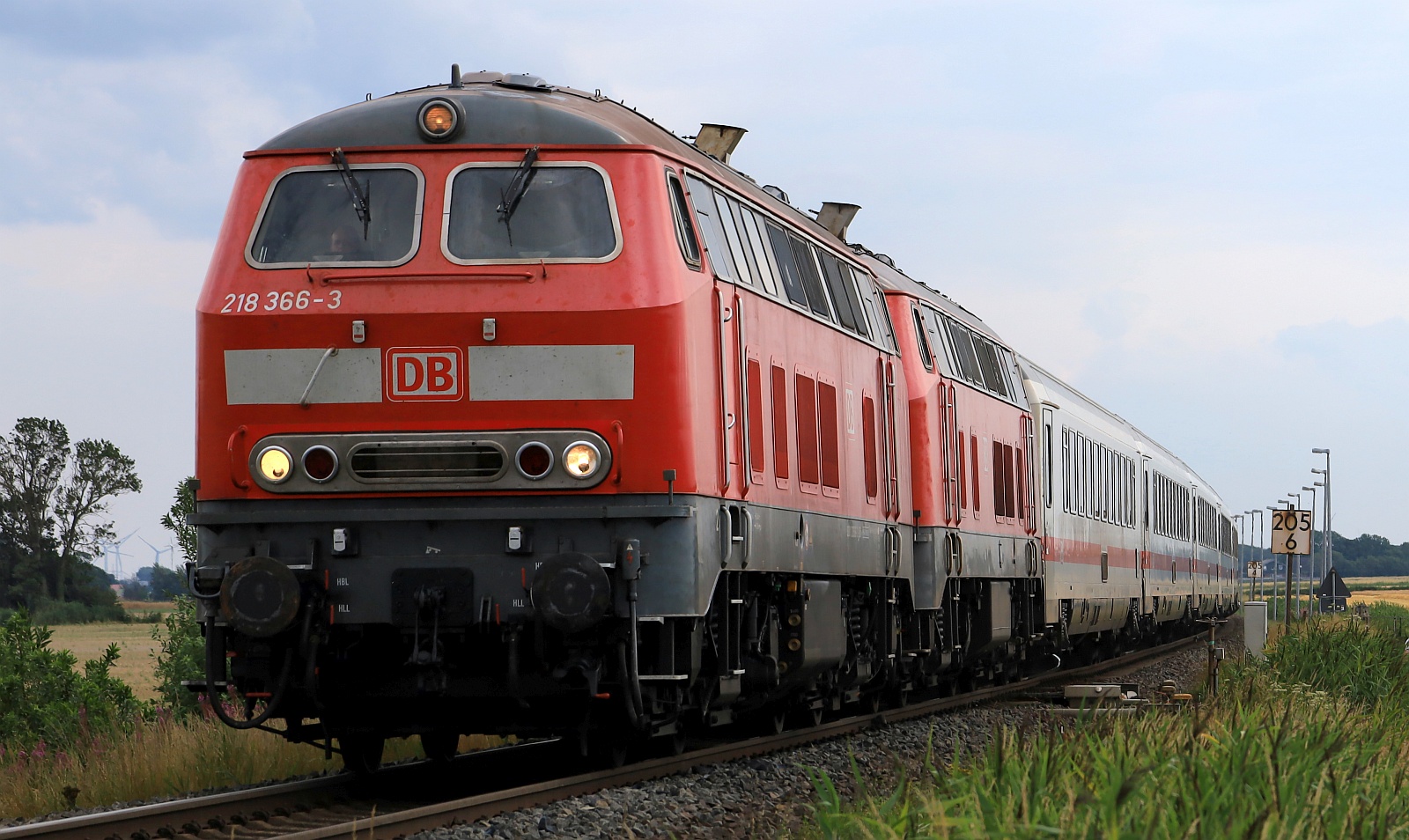 DB 218 366-3 + 832-4 mit dem verspäteten IC 2214 nach Westerland aufgenommen am Bü Lehnshallig. 20.07.2025 DB 218 366-3 + 832-4 mit dem verspäteten IC 2214 nach Westerland aufgenommen am Bü Lehnshallig. 20.07.2025