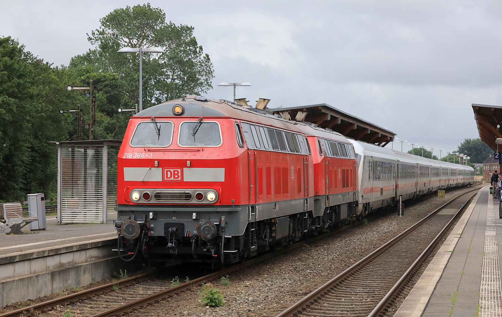 DB 218 366-3 REV/BCS X/25.06.25 + 218 832-4 REV/BCS X/24.02.22 Einfahrt Niebüll mit dem IC 2214/2216 am Haken. Niebüll 15.07.2025 DB 218 366-3 REV/BCS X/25.06.25 + 218 832-4 REV/BCS X/24.02.22 Einfahrt Niebüll mit dem IC 2214/2216 am Haken. Niebüll 15.07.2025