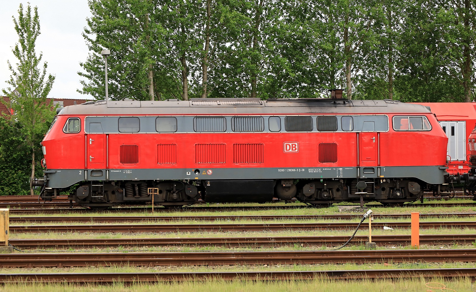 DB 218 366-3, REV/HB X/29.11.16, Verl/ANB/29.11.24 mit reichlich schiefen Federn am Drehgestell Führerstand 2. Niebüll Gbf 03.06.2024