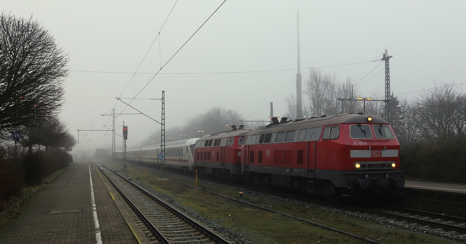 DB 218 397 + 839 mit IC 2214 nach Westerland. Einfahrt Husum 01.02.2025 DB 218 397 + 839 mit IC 2214 nach Westerland. Einfahrt Husum 01.02.2025