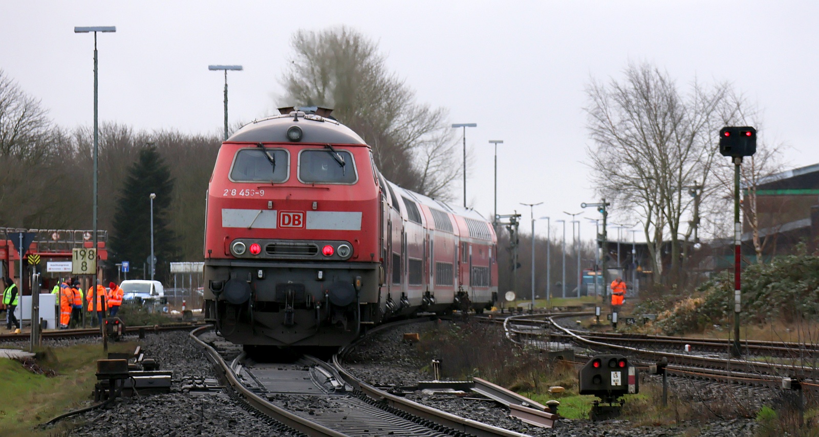 DB 218 453-9 mit RE6 nach Hamburg Einfahrt Niebüll. 30.01.2025