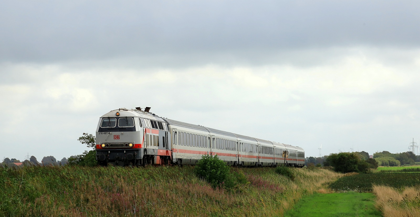 DB 218 497-6 mit IC 2074 auf dem Weg nach Westerland. Bü Triangel 13.08.2023