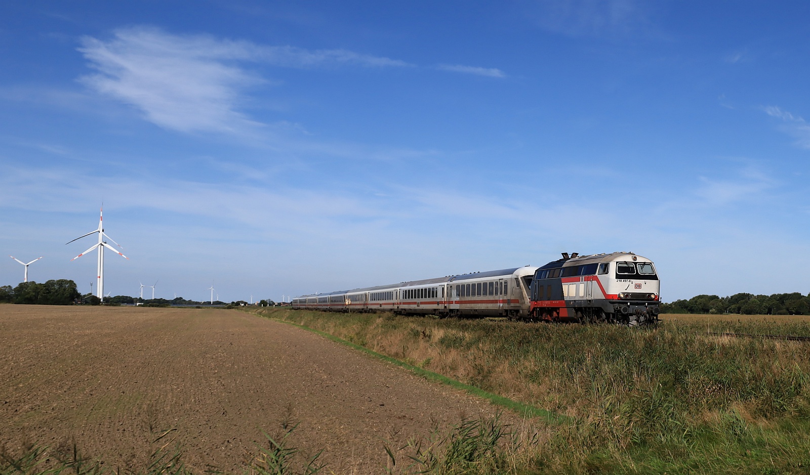 DB 218 497-6 mit IC 2375 nach Hamburg passiert hier den Bü Triangel bei Niebüll. 07.09.2025 DB 218 497-6 mit IC 2375 nach Hamburg passiert hier den Bü Triangel bei Niebüll. 07.09.2025