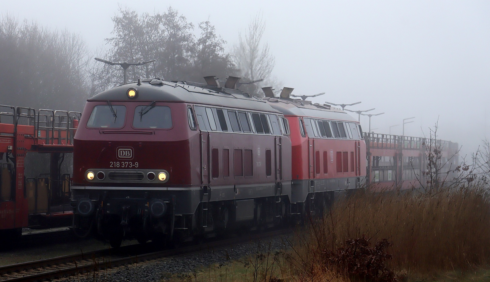 DB 218 838 + 837 umfahren ihren eben gebrachten Autozug. Niebüll 01.03.2025