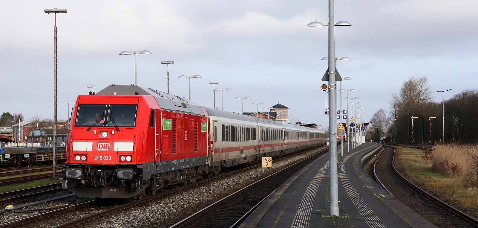 DB 245 023 hat den IC 2311 übernommen und verlässt nun Niebüll Richtung Hamburg. 30.01.2025