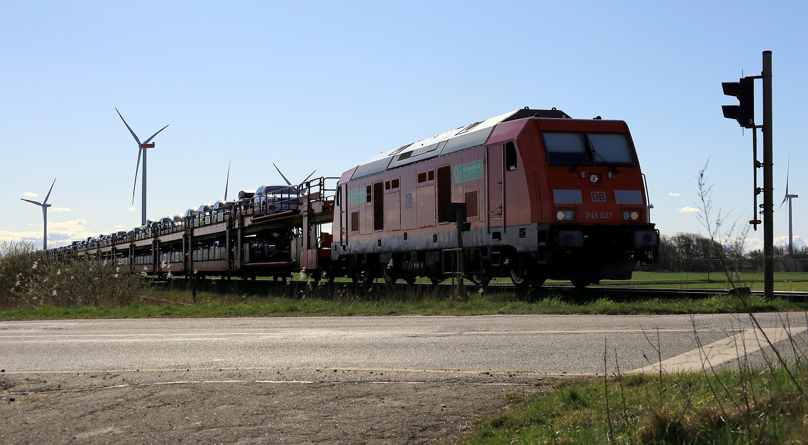 DB 245 027 mit SyltShuttle festgehalten am B Lehnshallig. 06.04.2024