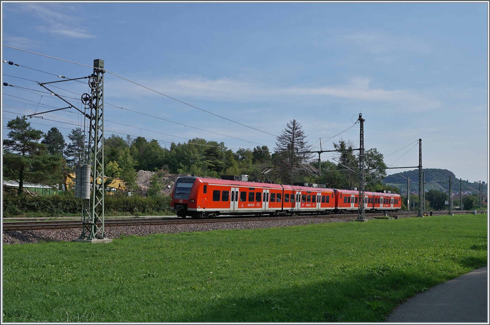 DB 426 im Einsatz auf der Strecke Singen - Schaffhausen bei Thayngen; da infolge von Personalmangel die Züge nur im Stundentakt verkehrten, wurden sie in Doppeltraktion angeboten, so dass zumindest mathematisch die Sitzplatz-Kapazität pro Stunde stimmte... 

30. August 2022