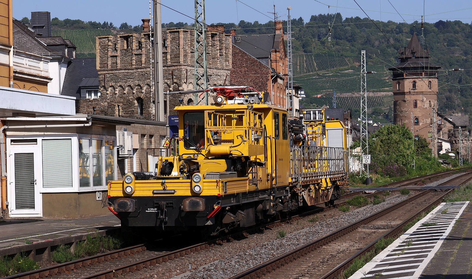 DB Bahnbau Gruppe MTW 100 99 80 9436 000-0 mit zugehörigem Sonderwagen (Snps). Oberwesel 13.08.2025 DB Bahnbau Gruppe MTW 100 99 80 9436 000-0 mit zugehörigem Sonderwagen (Snps). Oberwesel 13.08.2025