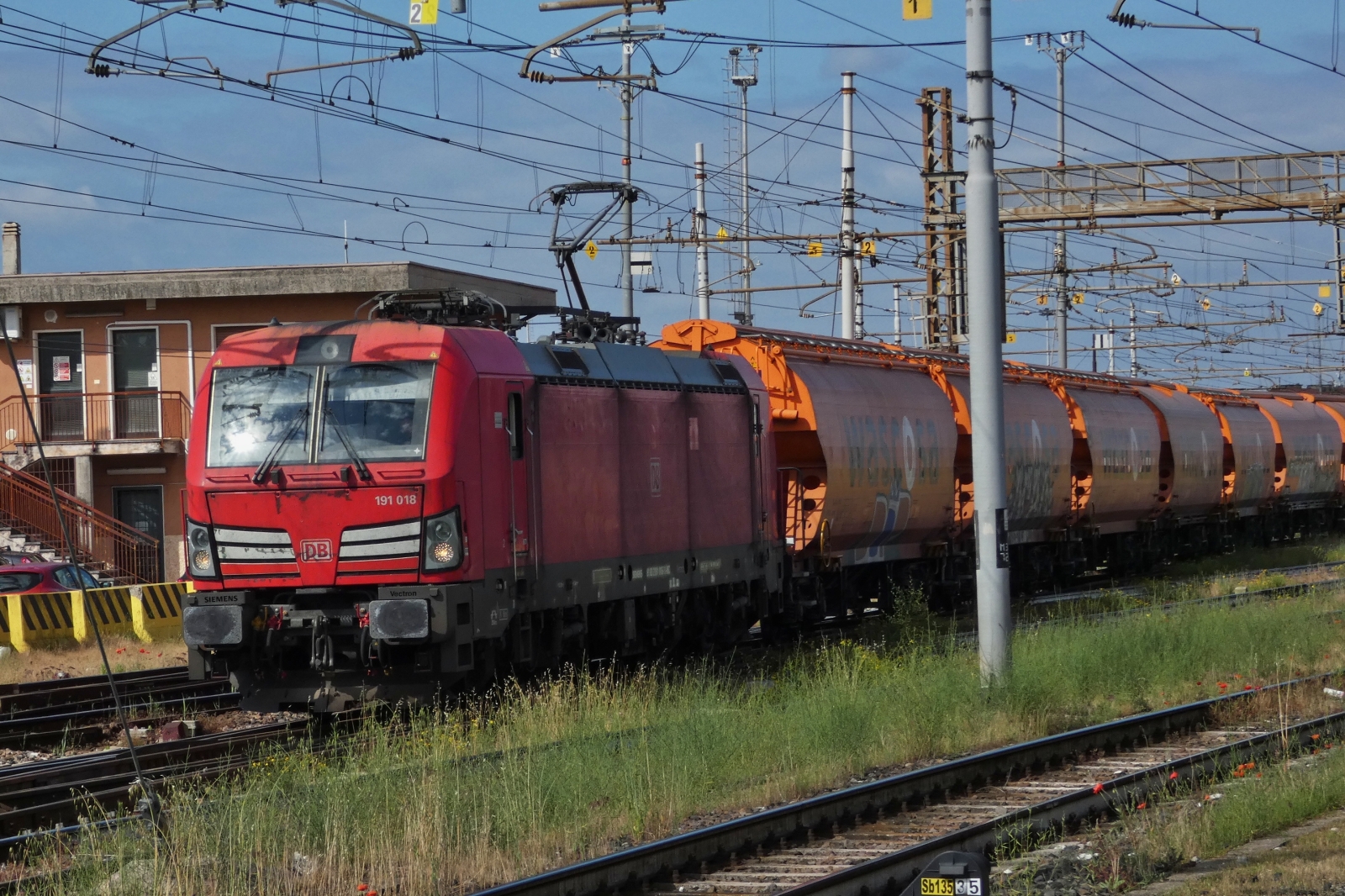 DB E Lok 191 018 durchfhrt den Abstellbereich des Bahnhofs von Verona mit einem Tross Geschlossener Gterwagen der Gattung Tagnpps, die sie in der Gterzug Abstellung abgeholt hat. 09.05.2025