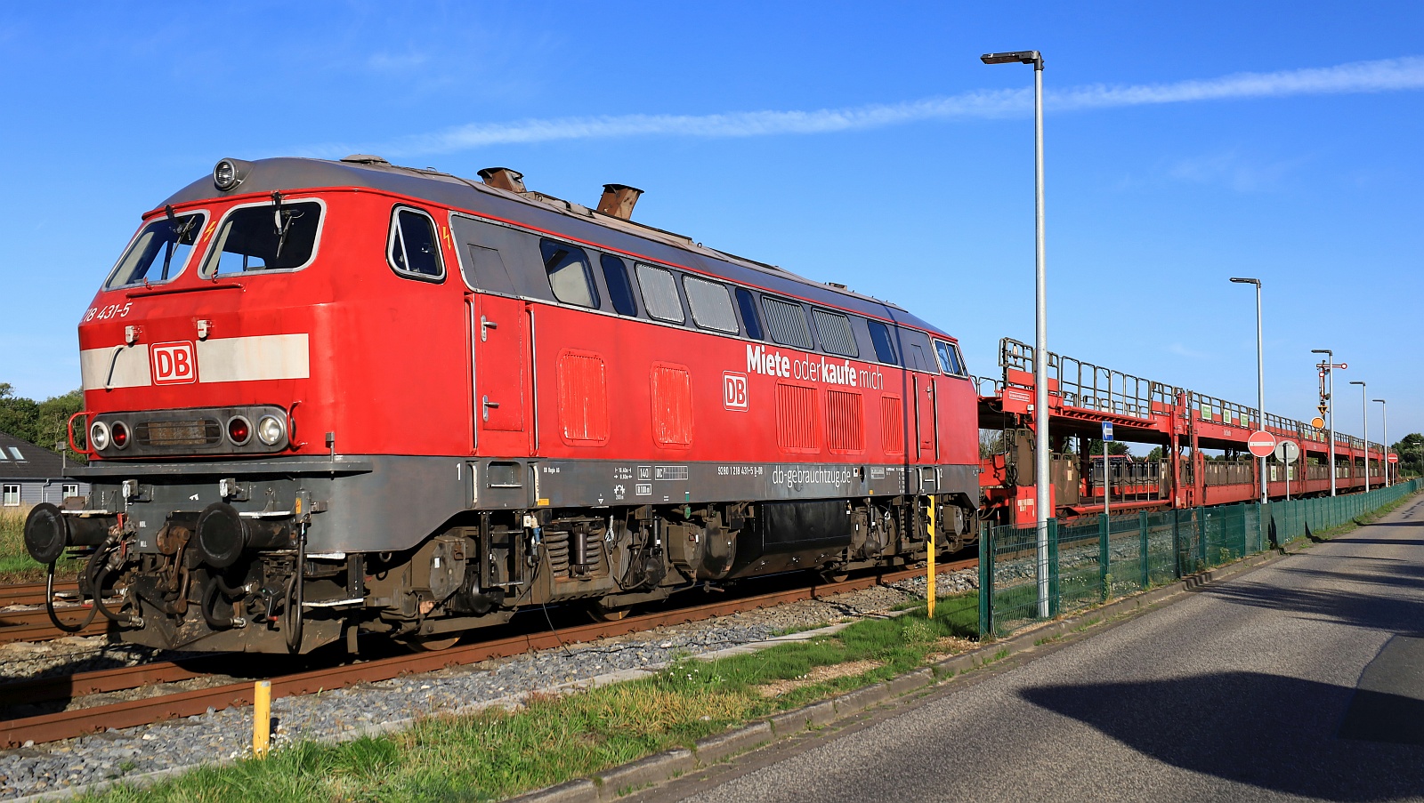 DB Gebrauchtzug 218 431-5 mit frischer HU REV/LHG 9/29.08.25 steht hier mit einer DD982 Einheit an der Autoverladung Niebüll abgestellt. 07.09.2025  DB Gebrauchtzug 218 431-5 mit frischer HU REV/LHG 9/29.08.25 steht hier mit einer DD982 Einheit an der Autoverladung Niebüll abgestellt. 07.09.2025