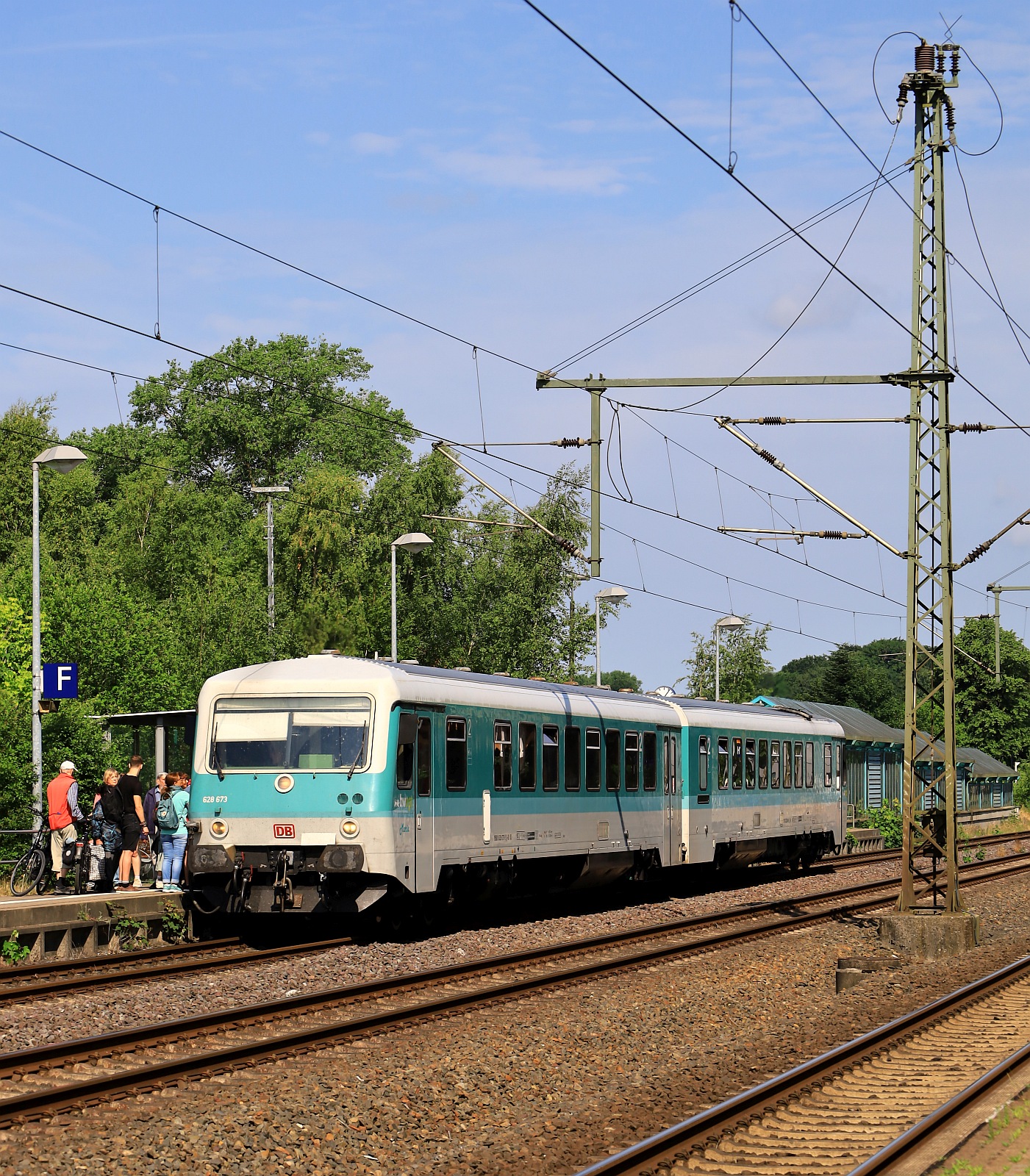 DB/Bwegt 628 673-5 + 486-2 beide Gattung BD als RE 74 nach Kiel. Schleswig 24.06.2023 II