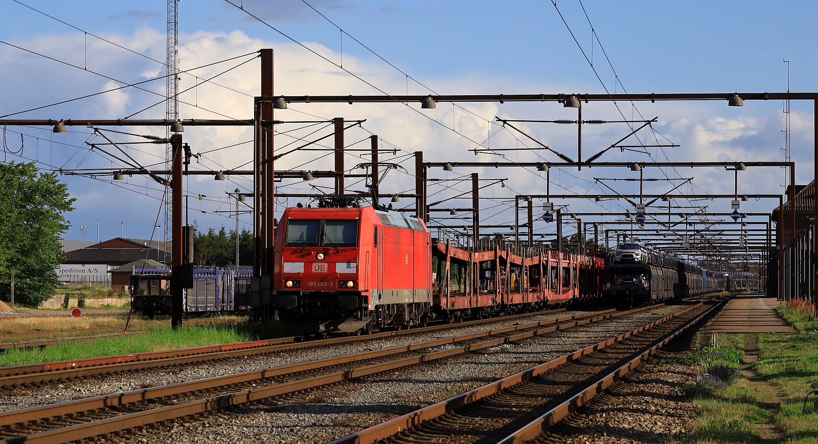 DBC(SC) 185 403-3 mit kurzem Güterzug in Warteposition im Bhf Pattburg/DK. 26.07.2023