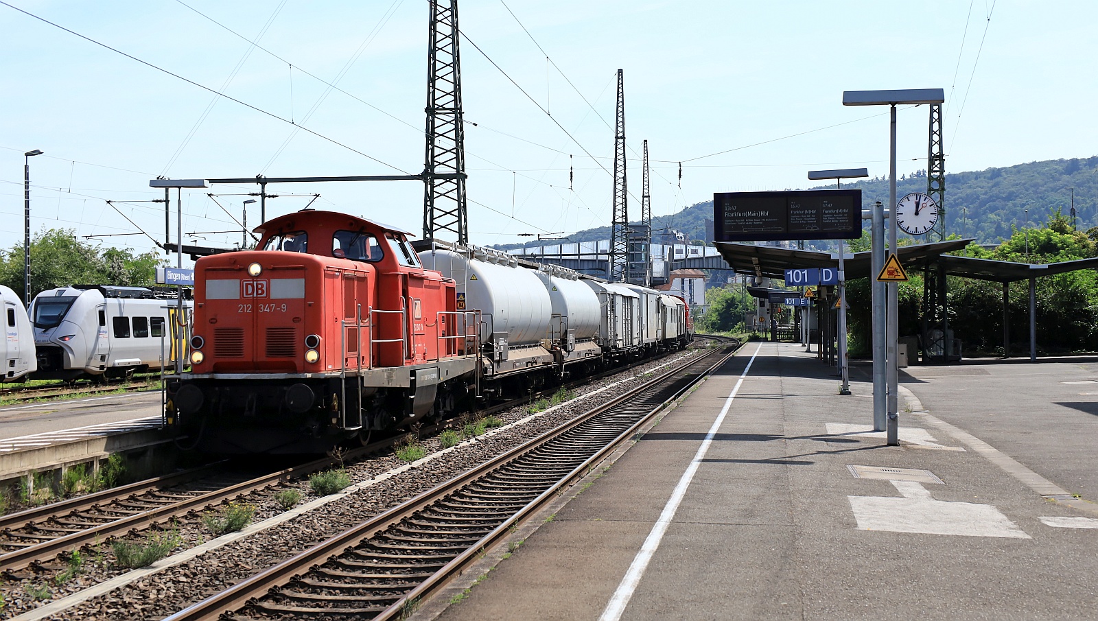 DBFWD 212 347-9 REV/BCS X/27.01.17, Verl/BCS X/26.01.25 und DBFWD 212 298-4 REV/BCS X/02.11.23 mit dem  Blmchentot-Zug  dieseln hier gemtlich durch Bingen am Rhein. 06.08.2024 Var.1