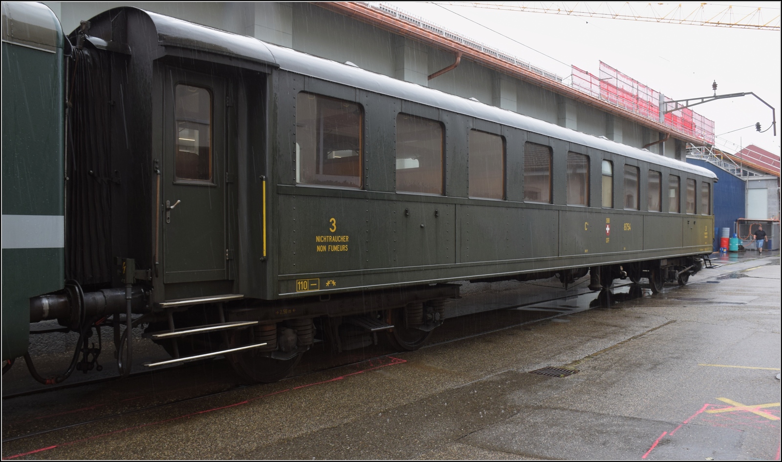 Depotfest Olten 2023.

Der genietete Stahlwagen C4 8754 wurde 1929 von der SIG in Neuhausen fr die SBB gebaut und gehrt heute zum Fahrzeugpark der SBB Historic. August 2023.