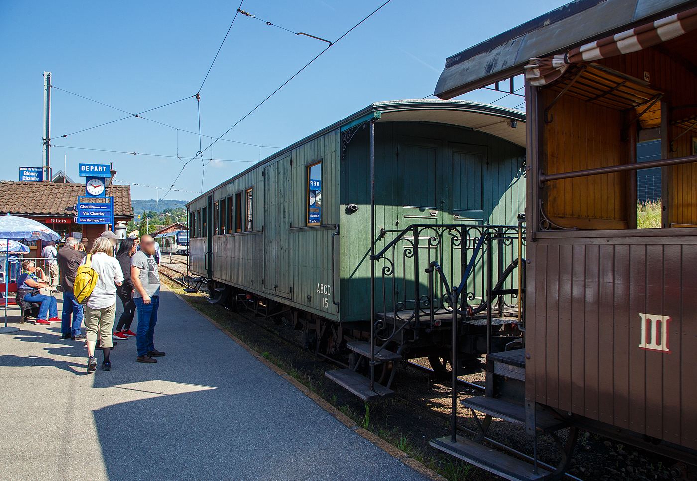 Der 1. bis 3. Klasse vierachsige Groraumwagen mit Gepckabteil ABCFZ 15 der Museumsbahn Blonay-Chamby, ex RB ABCDF 15 (Rseau Breton), am 27.05.2023 im Zugverband im Bahnhof Blonay.

Der Wagen 1895 von De Dietrich fr die Rseau Breton (Frankreich) gebaut. Die RB war meterspurige Schmalspurbahn in der Bretagne mit einem Streckennetz bis zu 425 km Lnge. Der Betrieb der Bahn wurde 1967 eingestellt. 1968 holte die Museumsbahn Blonay-Chamby in Loudeac einige Fahrzeuge von der bretonischen Bahn, die gerade abgebaut wurde, u.a. auch diesen Wagen.

TECHNISCHE DATEN:
Hersteller: De Dietrich
Baujahr: 1895
Spurweite: 1.000 mm
Anzahl der Achsen: 4
Lnge ber Puffer: 12.500 mm
Lnge des Wagenrahmens: 11.500 mm (mit Plattformen)
Drehzapfenabstand: 7.600 mm
Achsabstand im Drehgestell: 1.500 mm
Eigengewicht: 11,5 t
