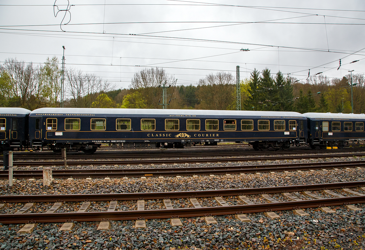 Der 1./2. Klasse Abteilwagen/ Reisezugwagen (Sitzwagen 1. Klasse und Club), 56 80 31-70 180-4 D-DNV, der Gattung ABm, des CLASSIC COURIER der DNV-Touristik GmbH (Kornwestheim) am 22 April 2017 eingereiht im Zugverband eines Sonderzugs im Bahnhof Au/Sieg.

Der Wagen wurde 1973 von der der Waggon Union (WU) in Berlin-Borsigwalde, als UIC-X Schnellzugwagen der Gattung ABm 023 fr die Deutschen Bundesbahn (DB) gebaut und bekam die Nummer D-DB 51 80 03-70 108-4.

Der Wagen ist fr eine Hchstgeschwindigkeit von 160 km/h (RIC) zugelassen.