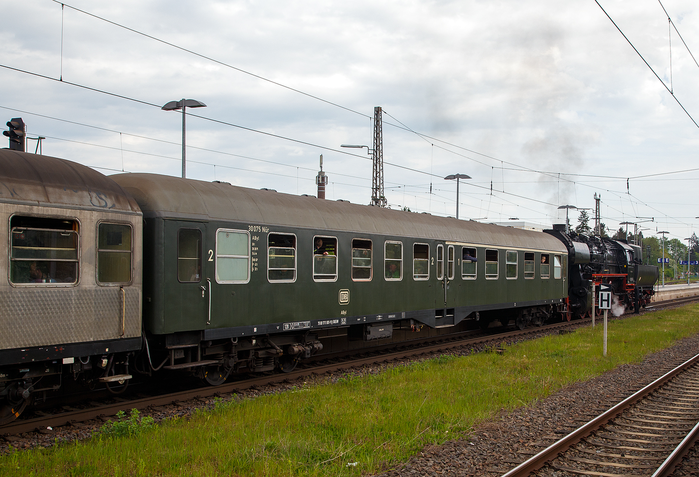 Der 1./2. Klasse Leicht-Schnellzugwagen 75 80 17-11 001-9 D-DGEGW der Gattung AByl 503 vom DGEG Eisenbahnmuseum Würzburg, ex 50 80 30-11 075-5 D-DB der Gattung AByl 411, ex DB 30 075 Nürnberg, am 29.04.2018 im Zugverband hinter der 52 8154-8 im Hbf Wittlich, beim Dampfspektakel 2018.

TECHNISCHE DATEN: 
Gattung: AByl 503 (Ur-Bauart BC4ymg(b)-51)
Baujahr: 1953
Hersteller: MAN, Nürnberg
Achsfolge: 2'2'
Länge über Puffer: 26.400 mm
Eigengewicht: 33,25 t
Zulässige Geschwindigkeit: 120 km/h
Sitzplätze: 30 in der 1. Klasse und  38 in der 2. Klasse
Zulassungen: D, A und CH