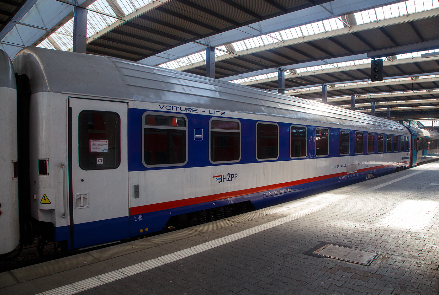 Der 1/2 Klasse Schlafwagen HR-HPP 61 78 71-70 009-3 der Gattung WLee der HPP - Hrvatske eljeznice Putnički prijevoz/ Kroatische Eisenbahnen Personenverkehrssparte am 25 Juli 2022 im Hbf Mnchen eingereiht im Zugverband als Wagen 275 des EN 498 „Lisinski“ (Zargreb – Dobova – Ljubjana – Jesenice – Villach – Salzburg – Mnchen) / EN 462 „Klmn Imre“ (Budapest - Győr - Hegyeshalom - Wien Hbf - Linz – Salzburg - Mnchen).

TECHNISCHE DATEN:
Lnge: 24.500 mm
Drehzapfenabstand: 17.200 mm
Breite: 2.883 mm
Hhe: 4.193 mm
Baujahr: 1980
Eigengewicht: 50 t
Betten (max.): 33
Hchstgeschwindigkeit: 160 km/h
Bremse: KE-PR-Mg