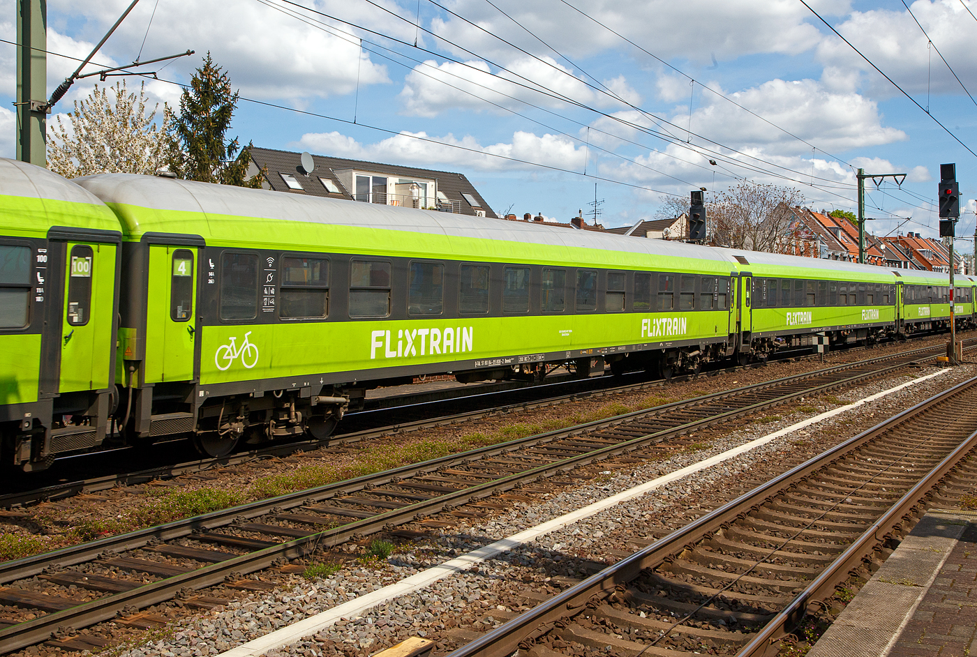 Der 2. Klasse Schnellzugwagen mit Fahrradgepäckabteil D-TAL 51 80 84-95 808-2 der Gattung/Bauart Bmmdz 268.7F der Firma Talbot-Services GmbH vermietet an FlixTrain am 30.04.2023 im Zugverbund, als Wagen 4 vom FlixTrain FLX 1230, bei der Durchfahrt im Bahnhof Köln-Ehrenfeld. 

Der Wagen ist ein UIC-X-Wagen und wurde 1973 von LHB (Linke-Hofmann-Busch) in Salzgitter-Watenstedt als Gattung Bm 234.0  (51 80 22-70 429-1) gebaut und an die DB - Deutschen Bundesbahn geliefert. Vom PFA Weiden (Partner für Fahrzeugausstattung GmbH) wurde er 1993 zum IC-Wagen der Gattung Bimdz 268.4 (D-DB 51 80 84-95 808-2) umgebaut. Im Jahr 2017 wurde er an die Talbot Services GmbH verkauft uns später von Grund auf saniert, modernisiert und in die heutige Gattung/Bauart Bmmdz 268.7F umgebaut.

Als UIC-X-Wagen werden mehr als 6.145 Schnellzugwagen der Deutschen Bundesbahn bezeichnet, die ab 1952 in Dienst gestellt wurden und teilweise ein halbes Jahrhundert lang in Schnellzügen, Fern-Express-Zügen und im Intercity-Verkehr liefen. Diese Wagen verfügten über einen bis dahin in Europa nicht gekannten Komfort.

Die Reisezugwagen der FlixTrain GmbH werden von der Firma Talbot-Services GmbH gemietet (einschl. Full Service). Der älteste deutsche Hersteller von Schienenfahrzeugen, die Waggonfabrik Talbot in Aachen, gehörte von 1995 bis zum 30. Juni 2013 zu Bombardier Transportation und sollte geschlossen werden. Die neue Talbot Services GmbH hat den Standort übernommen und die Weiterbeschäftigung für ca. 240 Mitarbeiter ermöglicht. Bei FlixTrain hat man sich in der Corona-Zwangspause zu einer radikalen Modernisierung entschlossen. 135 Waggons wurden von Grund auf saniert. Den Auftrag erhielt Talbot Services, außerdem übernehmen die Aachener für mindestens 15 Jahre die gesamte Betreuung und Wartung der grünen Flixflotte. Das ist somit die Basisabsicherung des gesamten Unternehmens über lange Zeit.

TECHNISCHE DATEN des Wagens:
Länge über Puffer: 26.400 mm
Wagenkastenlänge: 26.100 mm
Wagenkastenbreite: 2.825 mm
Höhe über Schienenoberkante: 4.050 mm
Drehzapfenabstand: 19.000 mm
Achsstand im Drehgestell: 2.500 mm
Drehgestellbauart: Minden-Deutz 366
Leergewicht: 41 t
Höchstgeschwindigkeit: 200 km/h
Sitzplätze: 100
Toiletten: 1, geschlossenes System
