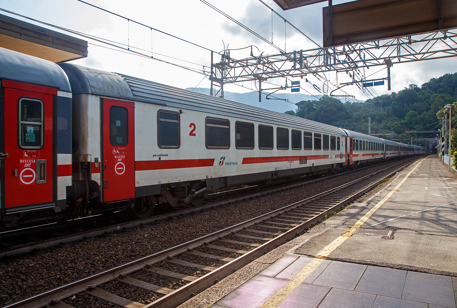 Der 2. Klasse Trenitalia IC UIC-Z1 Reisezugwagen mit Gepäckabteil sowie Bistro Self Service 61 83 85-90 096-3 I-TI der Gattung BHR (ex BH 28-90) am 23.07.2022, eingereiht als Wagen 3 in den IC 651 (Milano Centrale - Livorno Centrale), im Bahnhof Levanto.

Der Wagen hat 2 Rollstuhlplätze, ein Gepäckabteil, sowie einen Bistrobereich mit Self Service (Automaten). 

TECHNISCHE DATEN:
Spurweite: 1.435 mm
Länge über Puffer: 26.400 mm
Drehzapfenabstand: 19.000 mm
Sitzplätze: 31 (2. Klasse)
Eigengewicht: 45 t
Höchstgeschwindigkeit: 200 km/h
Bremsbauart: Freno WU-R (D)