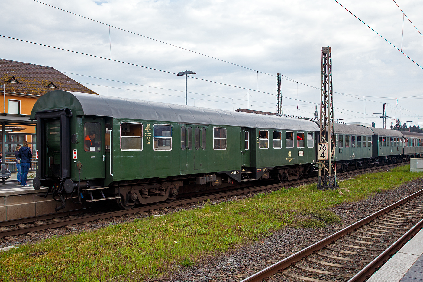 Der 2.Klasse Halbgepäckwagen mit Schwanenhals-Drehgestellen (vierachsige Umbauwagen), 75 80 82-11 003-5 D-MEH der Museumseisenbahn Hamm, am 29.04.2018 im Zugverband im Hbf Wittlich, beim Dampfspektakel 2018.

Der Halbgepäckwagen wurde 1957 vom AW Neuaubing, 
auf alten Fahrgestellen des 1905 von der Düsseldorfer Eisenbahnbedarf gebauten (DB Kln 62049, ex DRG Kln 878) Wagens neu aufgebaut.
 
Lebenslauf:   
1958-1966: BPw4yg-56  98 069 Köln (DB)
1966-1994: BDyg531 50 80 82-12 069-4 (DB)
1994-2000: BD 50 80 02-10 001-6 (Eisenbahnmuseum Dieringhausen)
2000-2016: 75 80 82-11 003-5 D-EFBS, BDyg (Eisenbahnfreunde Betzdorf e.V.)
Seit 2016: 75 80 82-11 003-5 D-MEH (Museumseisenbahn Hamm)

Der Wagen wurde von 1994 bis 2000 in den Zügen des Eisenbahnmuseum Dieringhausen eingesetzt. Im Jahr 2000 wurde der Halbgepäckwagen von den EF Betzdorf übernommen und in Siegen stationiert. Im Jahr 2014 mussten die EF Betzdorf das ehemalige Bw Siegen verlassen und gaben kurze Zeit später den Museumsbetrieb auf. Der Halbgepäckwagen wurde im Jahr 2016 an die HEF - Hammer Eisenbahnfeunde e.V. verkauft.

TECHNISCHE DATEN: 
Baujahr: 1958 (Umbau), Ur-Wagen 1905
Hersteller: AW Neuaubing
Achsfolge: 2'2'
Länge über Puffer: 19.450 mm
Drehzapfenabstand: 12.250 mm
Achsabstand im Drehgestell: 2.150 mm
Eigenewicht: 37 t 
Zulässige Geschwindigkeit: 120 km/h
