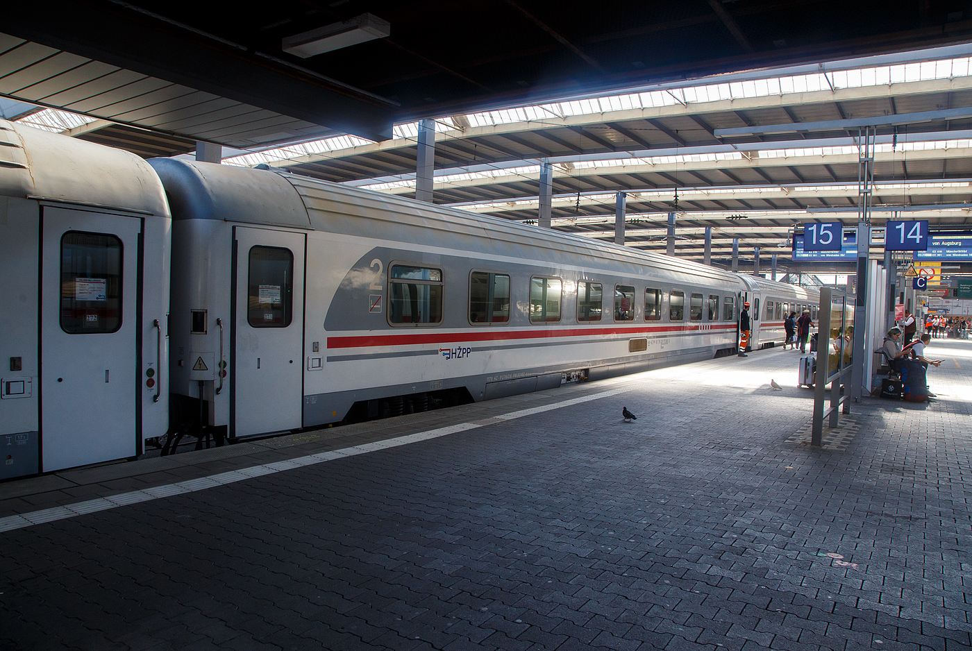 Der 2te Klasse Reisezugwagen (Abteilwagen) HR-HPP 61 78 20-70 085-5 der Gattung Bee der HPP - Hrvatske eljeznice Putnički prijevoz/ Kroatische Eisenbahnen Personenverkehrssparte am 25 Juli 2022 im Hbf Mnchen eingereiht im Zugverband als Wagen 273 des EN 498 „Lisinski“ (Zargreb – Dobova – Ljubjana – Jesenice – Villach – Salzburg – Mnchen) / EN 462 „Klmn Imre“ (Budapest - Győr - Hegyeshalom - Wien Hbf - Linz – Salzburg - Mnchen).

TECHNISCHE DATEN:
Lnge: 24.500 mm
Drehzapfenabstand: 17.200 mm
Achsabstand im Drehgestell: 2.500 mm
Eigengewicht: 50 t
Sitzpltze: 66 in 10 Abteilen  6 Sitze in der 2. Klasse
WC/Toiletten: 2
Hchstgeschwindigkeit: 160 km/h
Bremse: KE-PR-Mg