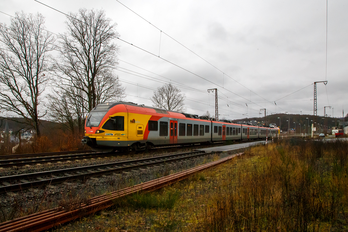 Der 5-teiliger FLIRT 429 046 / 429 546 der HLB (Hessischen Landesbahn) fährt am 23.12.2022, als RE 99 (Main-Sieg-Express) Gießen – Siegen, durch Rudersdorf (Kr. Siegen) in Richtung Siegen. Nächster Halt ist Siegen Hbf.  