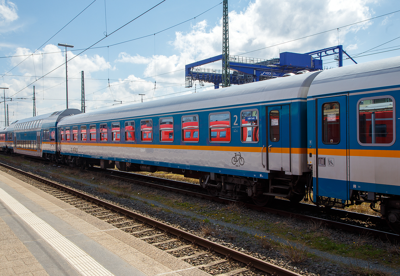 Der „alex“ 2. Klasse Reisezugwagen D-DLB 56 80 21-95 243-3, der Gattung Bomz, der DLB - Die Länderbahn GmbH (alex), ein  ehemaliger „Halberstädter“ 2. Klasse  DR-IC- Reisezugwagen, der Gattung/Bauart ex Bomz 236.x (ex DR Bmz 2190 oder 2195), abgestellt am 21.04.2023 im Zugverband beim Hbf Hof.

Für den Allgäuexpress wurden 2003 13 Bomz 236 vom PFA Weiden (Partner für Fahrzeugausstattung GmbH) hergerichtet, indem die Inneneinrichtung aufgearbeitet und unter Aufgabe eines WCs ein kleines Fahrradabteil eingerichtet wurde. Ab 2007 wurden die Wagen in den Farben des neuen alex lackiert, eine Anpassung im Innenraum erfolgte vorerst nicht. Nachdem 2011 die Wagen 21-95 231 bis 238 mit einem vergrößerten Fahrradabteil ausgerüstet wurden, sind heute nur noch 5 Wagen im Ursprungszustand im Einsatz, wie z. B. dieser hier.

TECHNISCHE DATEN:
Spurweite: 1.435 mm
Länge über Puffer: 26.400 mm
Wagenkastenlänge: 26.100 mm
Wagenkastenbreite:  2.825 mm
Höhe über Schienenoberkante: 4.050 mm
Drehzapfenabstand: 19.000 mm
Achsstand im Drehgestell: 2.600 mm
Drehgestell Bauart:  GP 200-S-Mg
Leergewicht: 38 t
Höchstgeschwindigkeit:  200 km/h
Sitzplätze: 66 in der  2. Klasse
Abteile: 11 der  2. Klasse
Fahrradstellplätze: 3
Toiletten: 1, geschlossenes System
Zulassung: RIC, Deutschland, Österreich, Schweiz (D,A,CH)
Bremse: KE-GPR-Mg (D
