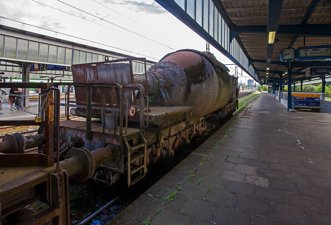 Der achtachsige Torpedowagen T 22 (86001) am 24 Juni 2025 beim Hauptbahnhof Oberhausen am Museumsbahnsteig/-gleis. Der Wagen wurde vermutlich auf der Henrichshütte in Hattingen (Ruhr) verwendet. Mit 8 Achsen (2x4) ist dieser Torpedowagen ein recht kleiner Wagen für ca. 100 t Roheisen.

Der Torpedowagen (auch Torpedopfannenwagen oder Roheisenmischerwagen genannt) ist ein Pfannenwagen, dessen Pfanne (der Roheisenmischer) eine an einen Torpedo erinnernde Form hat. Ein langgestreckter Behälter mit rundem Querschnitt zwischen zwei Drehgestellen. Die Wagen haben außer dem Behälter selbst keinen Rahmen zwischen den Drehgestellen, damit der Behälter möglichst groß dimensioniert werden kann.

Die heutigen Hochöfen besitzen eine untere Etage, durch die direkt die Eisenbahnzüge fahren können. Das Roheisen rinnt dabei während des Abstichs in die bereitgestellten Pfannenwagen, die die Form von Zigarren (sogenannte Torpedowagen) besitzen. In den Wagen wird das noch flüssige Roheisen zur Weiterverarbeitung zum Konverter ins Stahlwerk befördert.

Damit das über 1.400 °C heiße Roheisen beim Transport nicht zu sehr abkühlt und die Wagen nicht beschädigt werden, sind die Pfannen im Inneren doppelwandig mit Schamottesteinen ausgekleidet. Bei Fahrten außerhalb der Werksgelände werden zwischen die Pfannenwagen häufig leere Flachwagen als Abstandshalter in die Zugkomposition eingefügt, um eine zu hohe Flächenbelastung auf Brücken zu vermeiden. Auf den Werksgeländen werden Brücken möglichst vermieden bzw. sind ausreichend stark ausgelegt.

Ein typischer Torpedowagen fasst zwischen 160 und 320 Tonnen flüssigen Roheisens, ein Zug besteht aus vier bis sechs solcher Wagen. Torpedowagen lassen sich fest verschließen und können das Eisen wesentlich länger flüssig halten (bis zu 30 Stunden) als normale Pfannenwagen.
