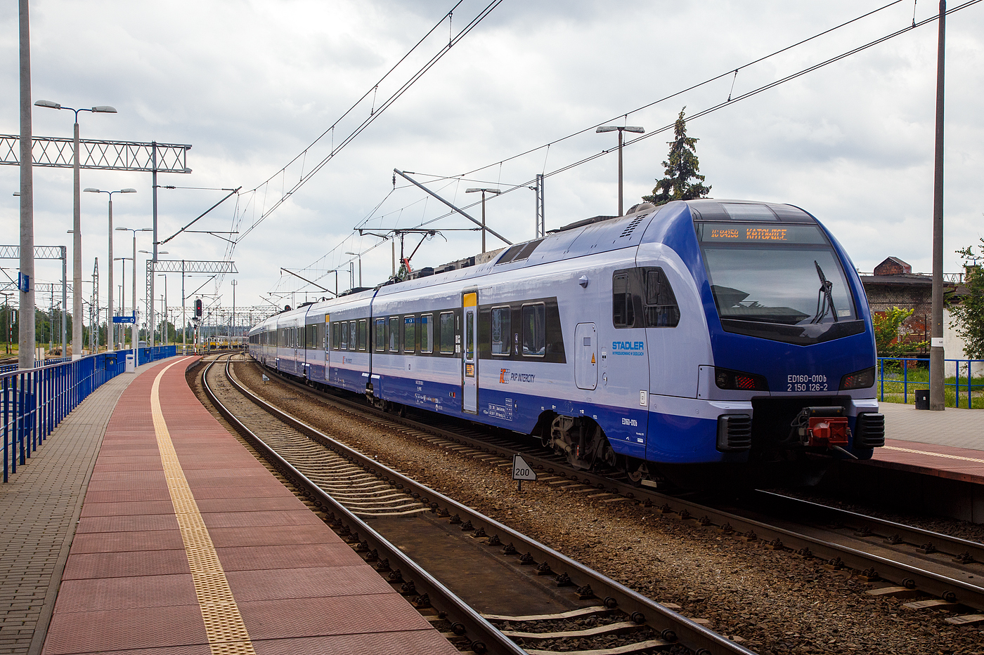 Der achtteilige Stadler Flirt 3, ED160-010 (2 150 125 -4) der PKP IC (Polskie Koleje Państwowe) verlässt am 25 Juni 2017 als IC 84150 nach Katowice den Hbf Posen (Poznań Główny).