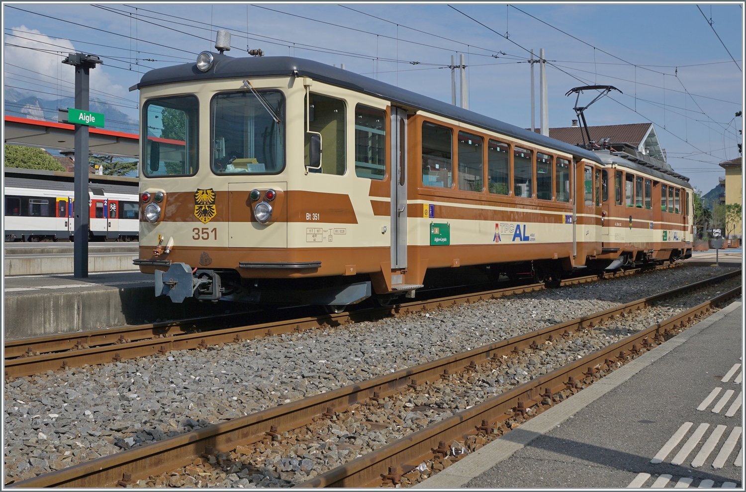 Der AL Regionalzug R 323 ist von Leysin in Aigle angekommen und wartet nun auf die Rückfahrt nach Leysin. Der Zug bestehend aus dem BDeh 4/4 302 Leysin  und Bt 351  Aigle . Es ist die letzte braune Komposition der A-L, alle anderen Reise-Züge tragen das TPC-Farbschema. 4. Juni 2023