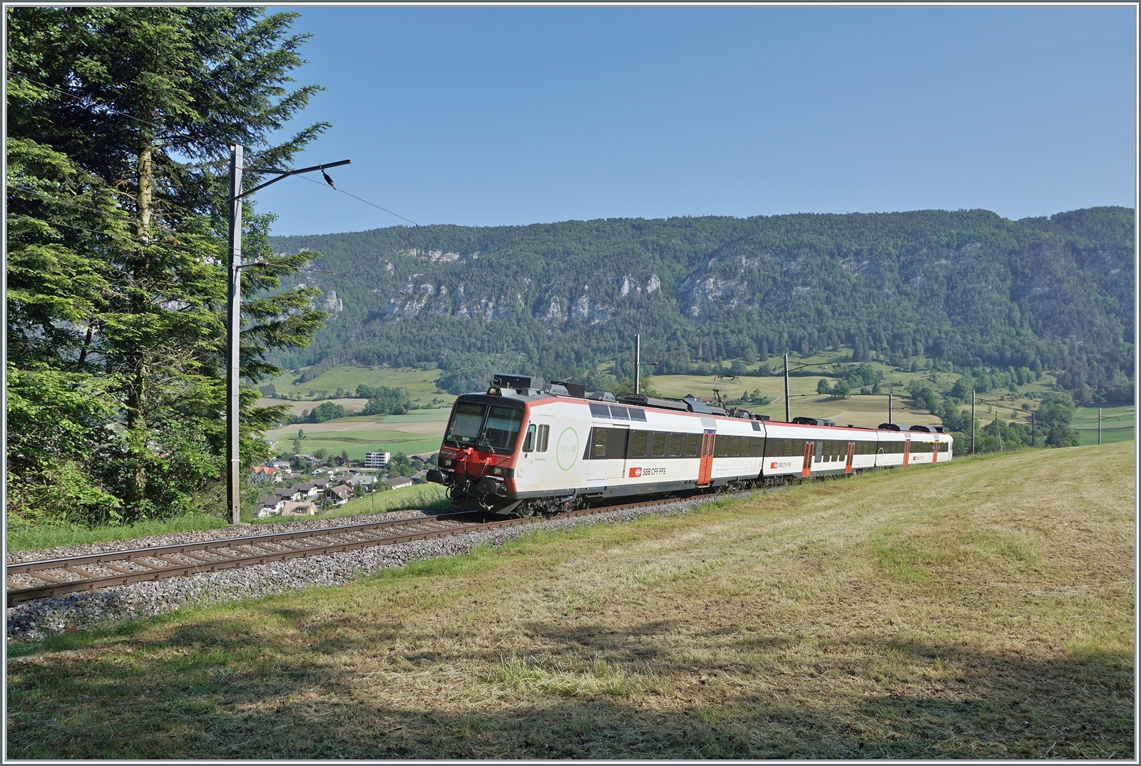 Der aus einem SBB Domino bestehende Regionalzug von Moutier nach Solothurn hat seit der Kreuzung mit dem Gegenzug in Crémines (vor dem Triebwagen unten zu erkennen) kräftig an Höhe gewonnen und fährt nun in Richtung Gänsbrunnen. 

5. Juni 2023