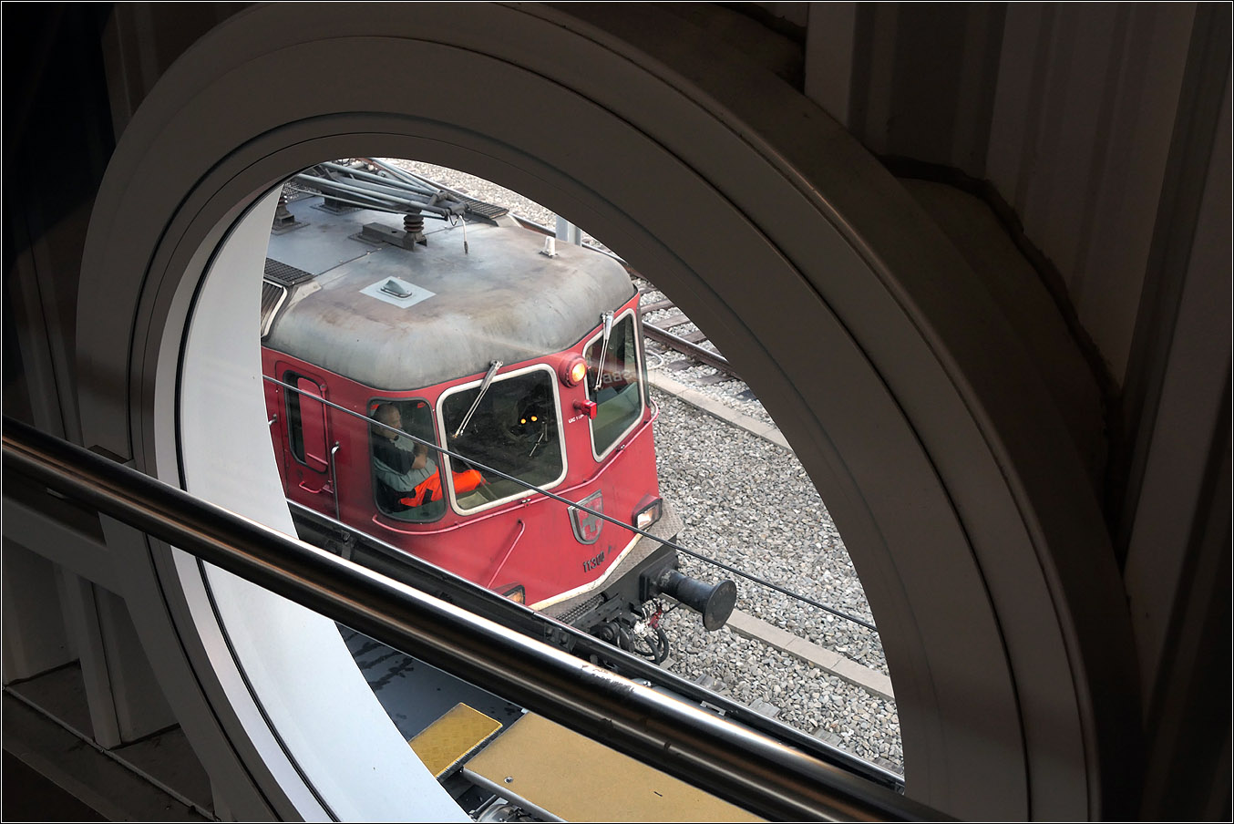 Der Bahnhof von Bern - 

Blick aus einem der Bullaugen der Fahrgastbrücke auf eine hier auf ihren Einsatz wartende Lok.

07.03.2025 (M)