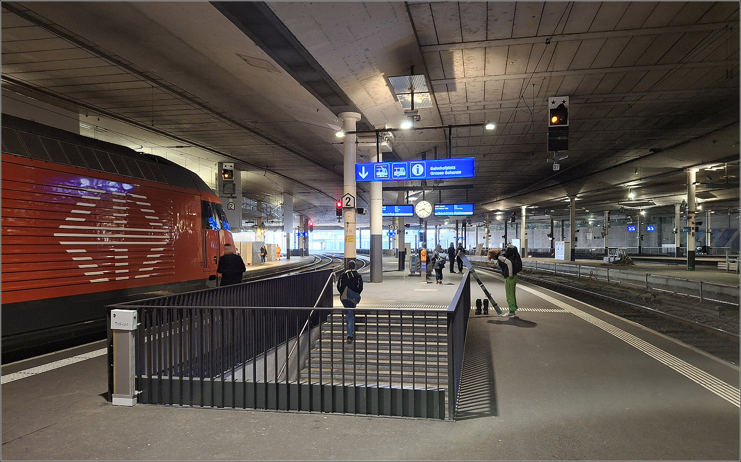 Der Bahnhof Bern - 

Blick zum Nordausgang des Bahnhofes. Das Parkdeck über den Bahnsteigen wird durch schlanke Rundstützen getragen. Gestalterisch wurde er weitgehend im Rohbau belassen und nur mit den nötigen Einbauten versehen.

07.03.2025