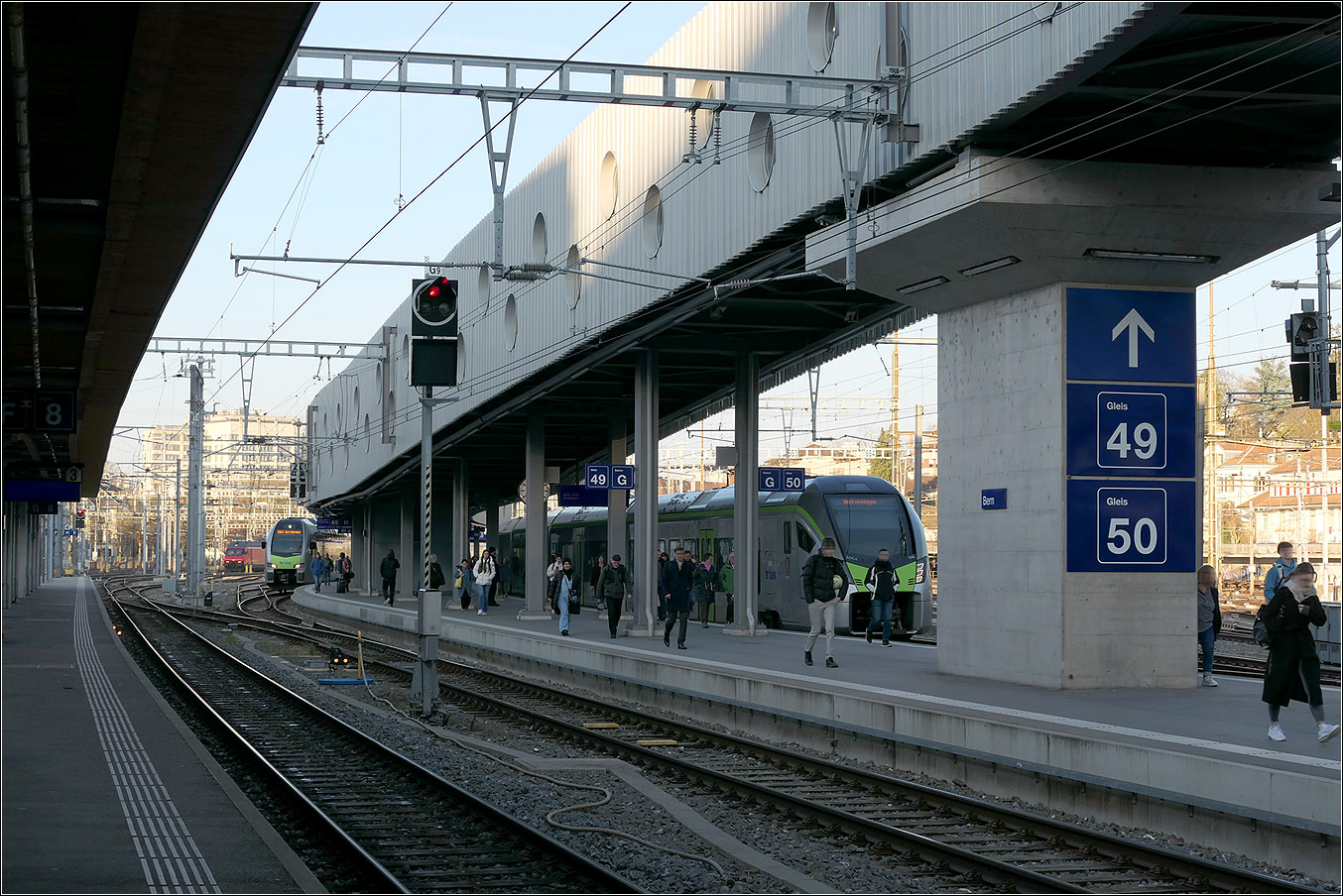 Der Bahnhof Bern - 

Der verlängerte Bahnsteig von Gleis 9 und hat die Gleisnummern 49 und 50. Züge von und zu Gleis 9 und 10 können über Weichenverbindungen stehende Züge auf den Gleisen 49 und 50 umfahren.

Oben im Bild die Fahrgastbrücke von der Welle zum Bahnsteig der Gleise 49 und 50. Alternativ kann auch über den Bahnsteig gelaufen werden.

07.02.2025