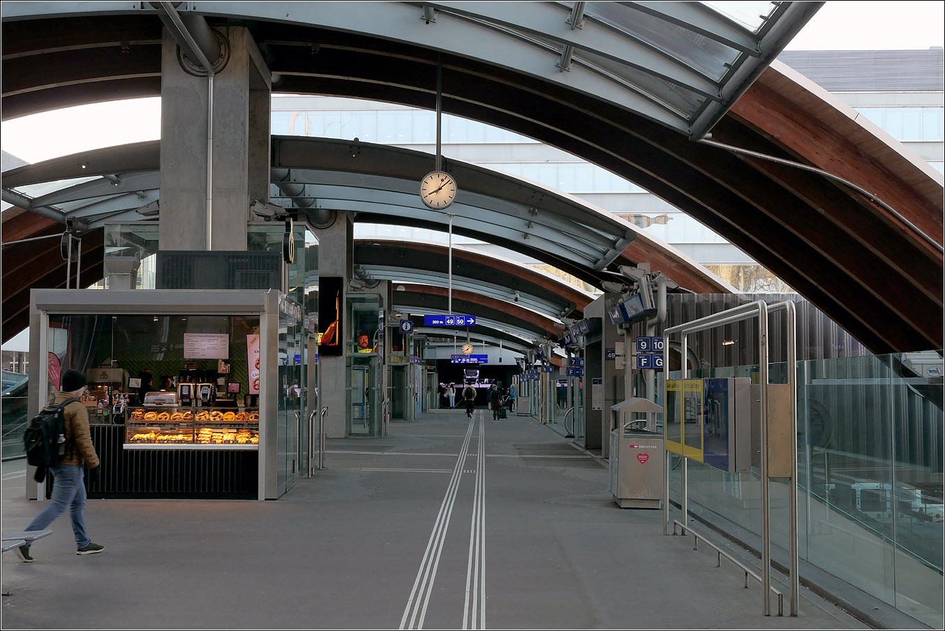 Der Bahnhof Bern - 

Der neue westliche Bahnhofszugang 'Welle' neben der Schanzenbrücke mit den wellenförmig darüber hochgezogenen Bahnsteigdächern. Links ist auch der Beginn der Fahrgastbrücke zu Gleis 49 und 50 zu erkennen.

07.02.2025 