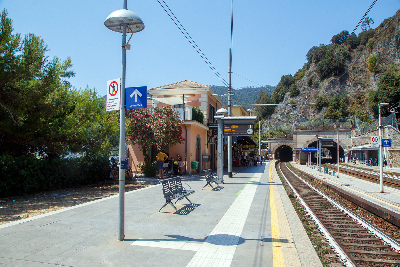 Der Bahnhof Monterosso Cinque Terre (komplette Bezeichnung der Gemeide Monterosso al Mare) an der Italienischen Riviera. Von den Cinque Terre Bahnhöfen hat Monterosso die längsten Bahnsteige unter freiem Himmel, so halten hier auch Intercity-Züge. 

Das Fischerdorf Monterosso al Mare ist das nördlichste Dorf und mit rund 1700 Einwohnern der größte Ort der Cinque Terre an der Italienischen Riviera. Monterosso erstreckt sich über rund 1,5 Kilometer und ist zweigeteilt, die kleine Altstadt ist vom neueren Viertel Fegina durch einen ins Meer ragenden Felsen getrennt, auf dem sich der markante Wachtturm Torre Aurora aus dem 16. Jahrhundert erhebt. Durch den Felsen führt ein rund 100 m langer Fußgängertunnel.