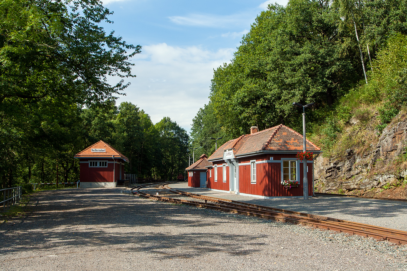 Der Bahnhof Seifersdorf (zu Dippoldiswalde/Osterzgebirge) der Weißeritztalbahn, die von Freital-Hainsberg über Dippoldiswalde nach Kipsdorf führt, hier am 26 August 2013.