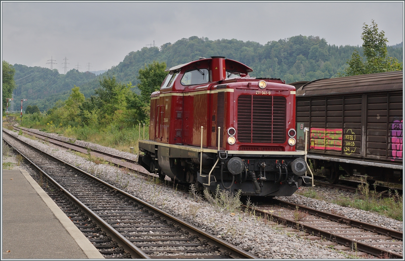 Der Bahnhof Weizen ist weit weniger romantisch als der Bahnhof Zollhaus Blumberg; trotzdem gab es auch hier ein paar Fotomöglichkeiten: die Diesellok 211 041-9 (92 80 1211 041-9 D-NeSA) vor dem Hintergrund zweier ex SBB Hibs Wagen. Die Erhebung im Hintergrund dürfte zumindest teilweise auch schon zur Schweiz gehören. 

27. August 2022