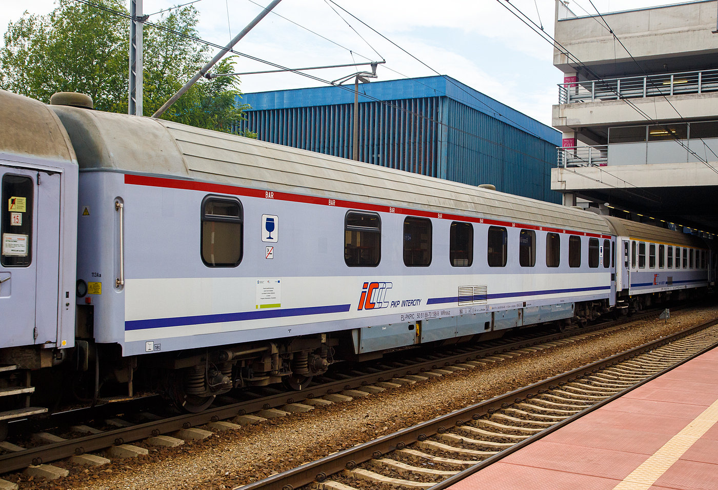 Der Bar-/Speisewagen 50 51 88-70 198-9 PL-PLKIC der Gattung WRnouz (113Aa) der PKP Intercity am 25 Juni 2017 im Hauptbahnhof Posen (Poznań Główny), eingereiht in den TLK 56134 von Wrocław Glowna (Breslau) via Gdańsk (Danzig) nach Gdynia Glowna / Gdingen Hbf (von 1939–1945 Gotenhafen bekannt), eine Hafenstadt in der Danziger Bucht (Polen).

Diese Wagen wurden zwischen 1978 bis 1981 von der F.P.S. H. Cegielski – Poznań S.A. (HCP) im polnischen Posen gebaut.

TECHNISCHE DATEN:
Länge über Puffer: 24.400 mm
Drehzapfenabstand: 17.200 mm
Leergewicht: 45 t
Höchstgeschwindigkeit: 160 km/h
Sitzplätze: 26
Zulassungen: RIC
