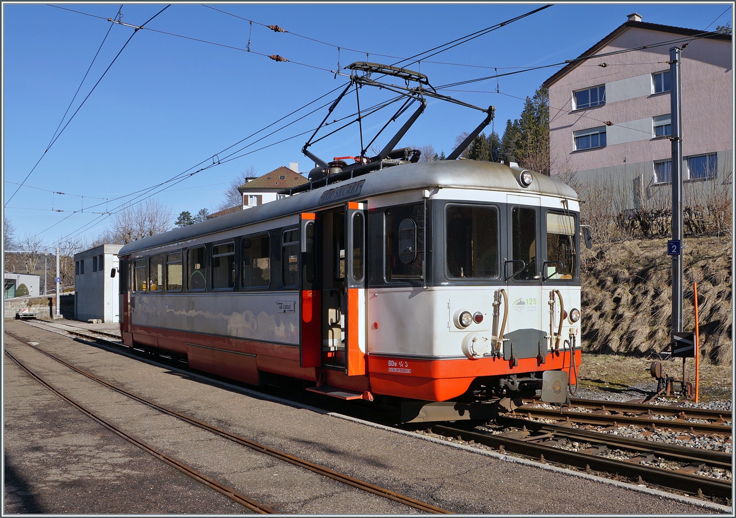 Der BDe 4/ N° 3 (Baujahr 1950) wartet in Les Brenets auf die Rückfahrt nach Le Locle. 

3. Feb. 2024