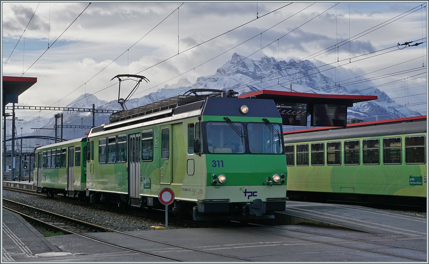 Der BDeh 4/4 311 mit Bt 361 als R 70 336 nach Leysin wird in Kürze abfahren. Und der Zug ist sehr gut besetzt. 

4. Jan. 2024